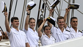 Reencuentro entre la reina Letizia y la princesa Leonor (segunda de izquieda a derecha).