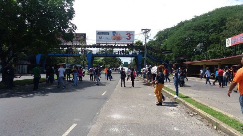 Reabren vía Transístmica tras cierre por estudiantes de la UP