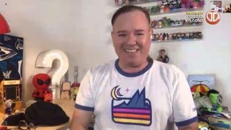 Alex Medela se corta parte del cabello durante la transmisión del programa