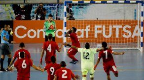 Los jugadores de la selección de fútbol sala de Panamá celebran su victoria ante Canadá.