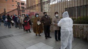 Los hospitales están saturados en varias ciudades, lo que ha obligado a las autoridades a aplicar restricciones nuevamente mientras la campaña de vacunación contra el COVID-19 marcha con lentitud.