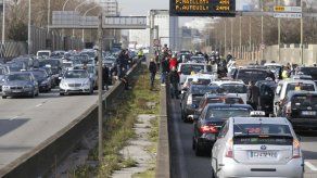 París lucha contra niveles récord de contaminación restringiendo circulación de automóviles