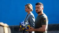 El presidente de Ucrania, Volodimir Zelenski y su esposa Olena asistiendo a una ceremonia de conmemoración en un muro conmemorativo que muestra imágenes de militares ucranianos y militares muertos desde que Rusia lanzó un invasión militar del país en febrero. El presidente de Ucrania, Volodimir Zelenski y su esposa Olena asistiendo a una ceremonia de conmemoración en un muro conmemorativo que muestra imágenes de militares ucranianos y militares muertos desde que Rusia lanzó un invasión militar del país en febrero.