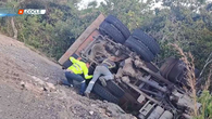 Conductor queda atrapado tras volcar camión volquete Conductor queda atrapado tras volcar camión volquete