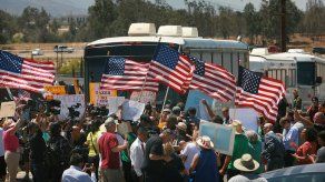 Desvían autobuses con migrantes en California