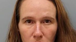 La madre compareció el martes durante una audiencia breve en el tribunal, llorando.