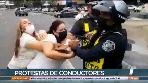 Conductores de colegiales cierran vía y se enfrentan a unidades del tránsito