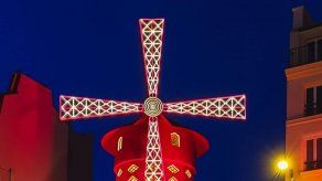 El célebre Moulin Rouge celebra sus 130 años con espectáculo callejero de can-can