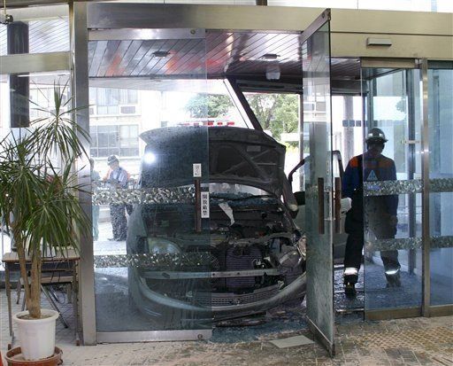 Estrellan automóvil contra alcaldía en Japón