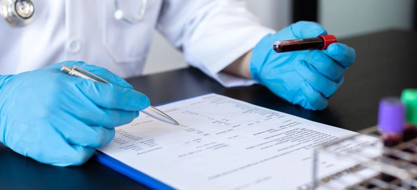 La detección se realiza mediante pruebas de sangre y orina. La detección se realiza mediante pruebas de sangre y orina.