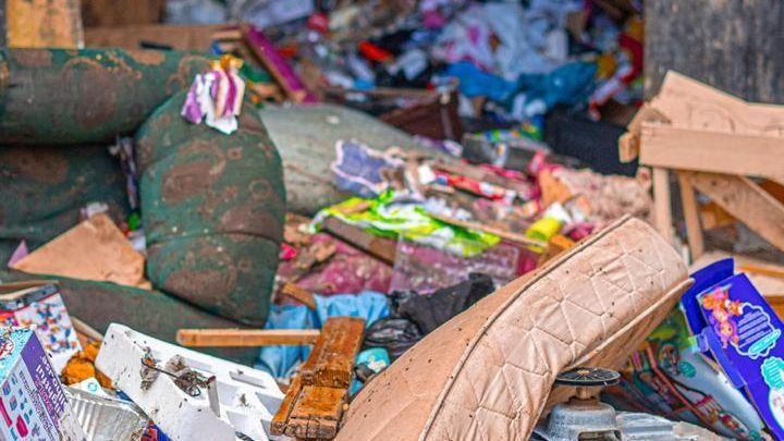 Colchones, juguetes y sillas entre los desechos de los edificios en Patio Pinel