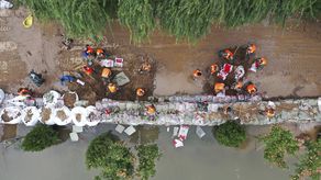 Las inundaciones dañaron 190.000 hectáreas (470.000 acres) de cultivos, según la agencia de noticias Xinhua.