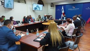 Las autoridades del Ministerio de Salud, Ministerio de Educación, y Ministerio de Culturas se reunieron.