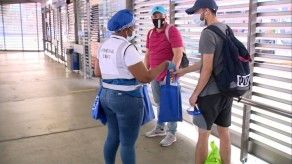 Entregan mascarillas y caretas a usuarios del transporte público