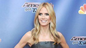 Heidi Klum se enoja al ver su colección a las puertas de Buckingham