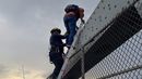 bomberos y policia nacional rescatan a ciudadano en crisis en el puente de las americas bomberos y policia nacional rescatan a ciudadano en crisis en el puente de las americas