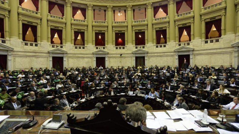Diputados argentinos aprueban ley para despenalizar el aborto y pasa a Senado
