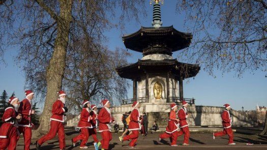 Cientos de Santa Claus corren por una buena causa