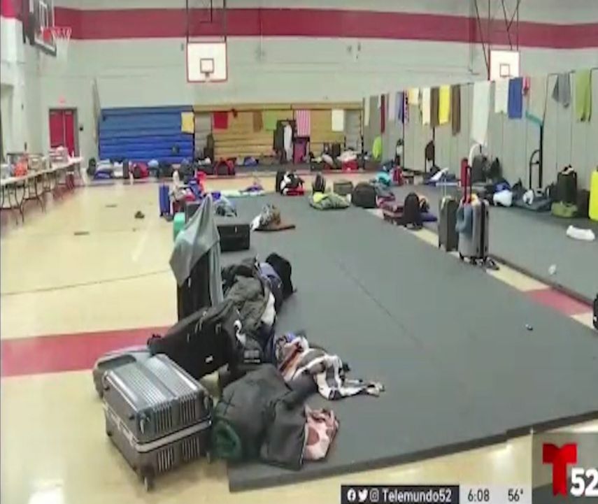 Los integrantes de la Banda Musical de la Escuela La Primavera de Santiago duermen en el Gimnasio del High School en Pasadena