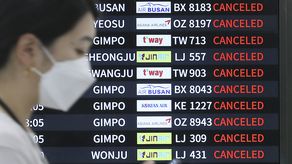 Unos 370 vuelos internos y 100 servicios de transbordador se cancelaron y había cientos de carreteras y puentes cerrados en todo Corea del Sur el lunes por la noche.