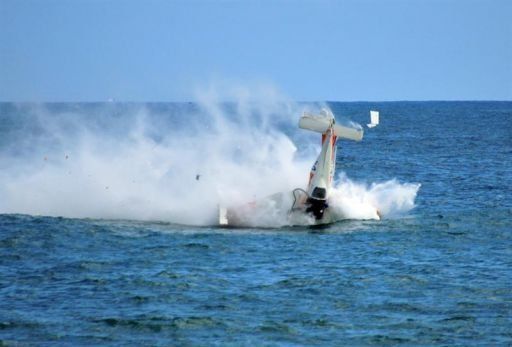 Autoridades dominicanas rescatan avión que cayó al mar y causó 2 muertes