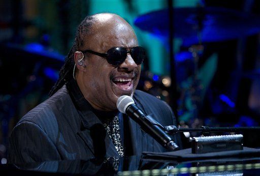 Acusados de extorsión contra Stevie Wonder serán enjuiciados