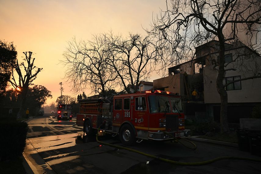 ¡Alerta! Vientos fuertes reavivan los incendios en Los Ángeles