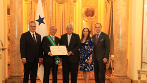 Presidente Mulino condecora a José de Fábrega