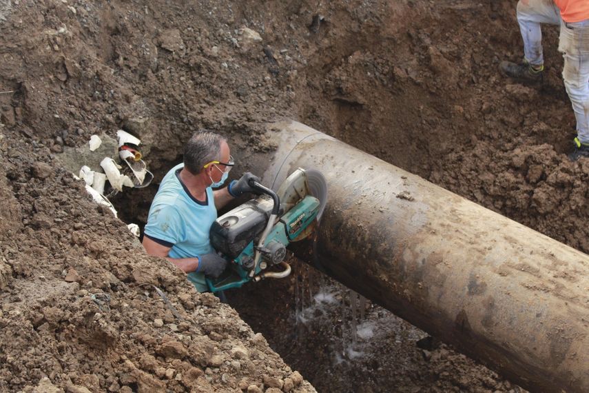 Reparación de tubería por parte del Idaan.