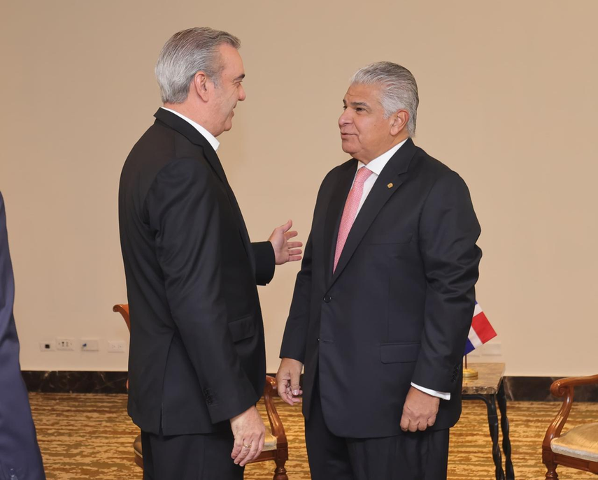 José Raúl Mulino junto al presidente de República Dominicana Luis Abinader