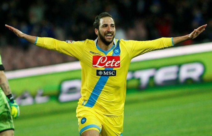 Nápoles vence 3-1 al Milan con dos goles del argentino Higuaín