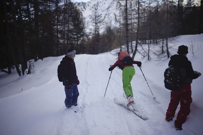 Los trabajadores humanitarios temen que los afganos más acostumbrados a las montañas y los peligros del invierno estén tomando rutas más peligrosas por la nieve que los migrantes de climas más cálidos.