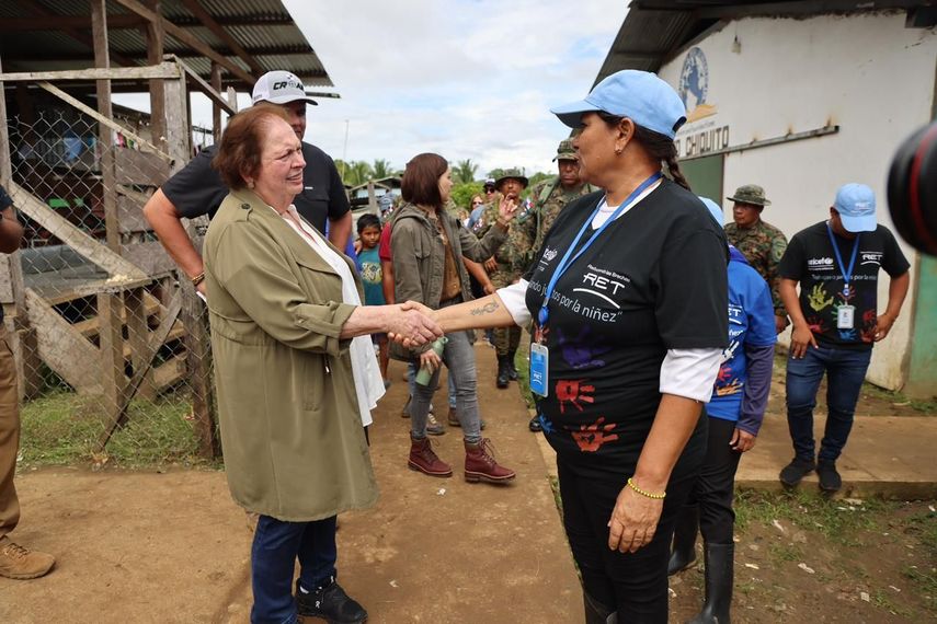 La embajadora de EE. UU. Mari Carmen Aponte se acercó a Bajo Chiquito a conocer las instalaciones migratorias situadas en este punto