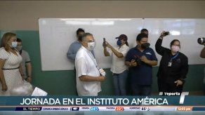 Aplican primera dosis de vacuna contra covid-19 a monseñor Ulloa