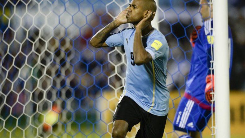 Uruguay golea 3-0 a Colombia y lidera eliminatorias