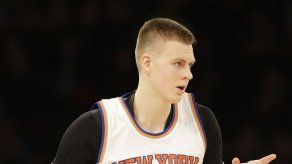 Knicks vencen a 76ers tras dos alargues