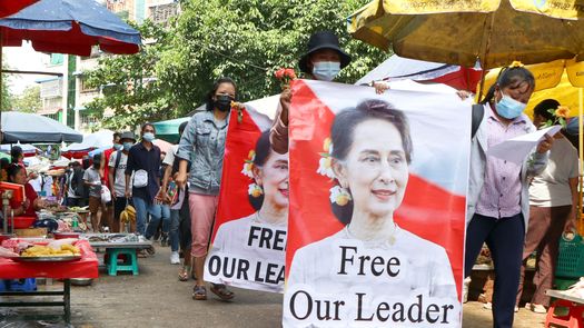 En los cuatro casos de corrupción decididos el lunes, Suu Kyi fue acusada de abusar de su posición para arrendar terreno público por debajo de precios de mercado en Myanmar.