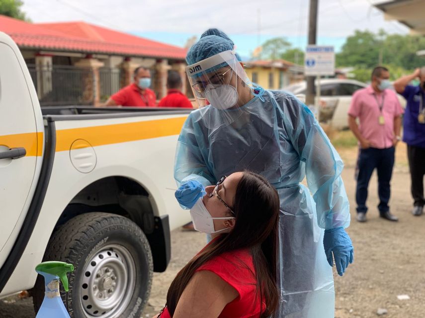 Personal de salud aplica pruebas de hisopados para detectar casos positivos de covid-19.
