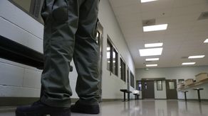 “El gobierno todavía les está pagando para mantener abiertas las instalaciones”, dijo Lizbeth Abeln, directora de defensa de deportación de la Coalición Justicia Para Inmigrantes, en el sur de California. “Es realmente preocupante que todavía les paguen por todas las camas todos los días. Está vacío”.