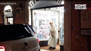 El papa sorprende con visita a una tienda de discos del centro de Roma