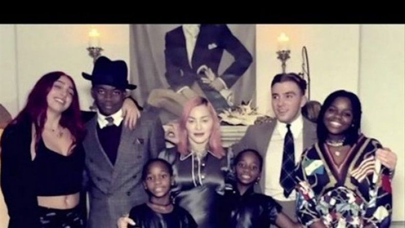 Madonna comparte una rara foto con sus seis hijos