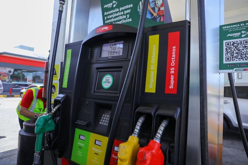 Mostrador digital de precios en una estación de combustible