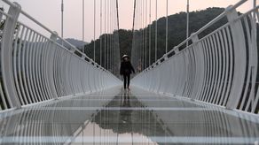 La base del puente es de vidrio templado de fabricación francesa y puede soportar hasta 450 personas a la vez.