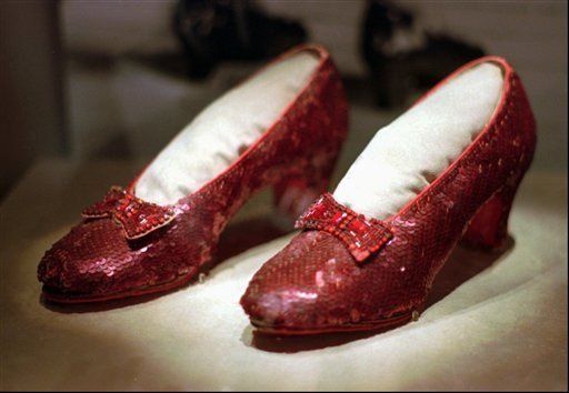 Smithsonian presta zapatos de Dorothy a Inglaterra