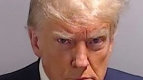 Donald Trump reaparece en Twitter para compartir su foto de presidiario