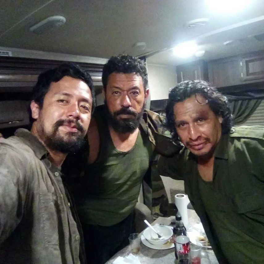 Jaime Newball junto a otros actores de la película. Jaime Newball junto a otros actores de la película.