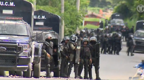 Los invasores lanzaron rocas, ramas y lo que encontraron a su paso a los antimotines Los invasores lanzaron rocas, ramas y lo que encontraron a su paso a los antimotines