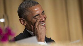 Obama bromea con aspirantes de 2016 en cena con periodistas