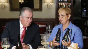 Chef le sirve a Francisco alimentos sencillos Chef le sirve a Francisco alimentos sencillos