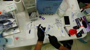 Personal médico en Panamá aplica dosis de la vacuna contra covid-19.